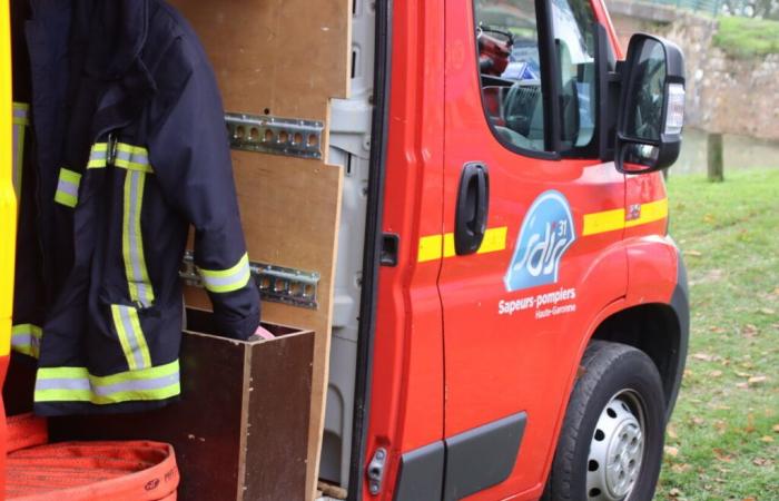 un homme secouru par les pompiers après une explosion suite à un incendie dans sa voiture