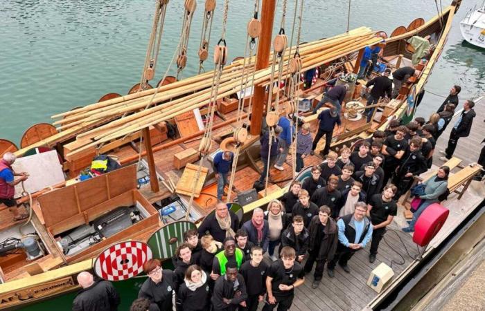 Avant le Vendée Globe, les étudiants de Châteaubriant embarquent sur un drakkar