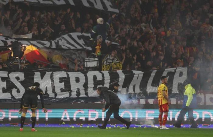 balles de tennis lancées sur le terrain, supporters protestataires, match interrompu