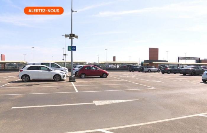 Alexianne doit payer 10 euros pour sa place de parking alors qu’elle en avait payé 3 euros la veille, explique l’aéroport de Charleroi