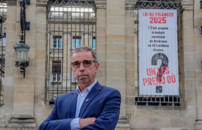 Le maire de Bordeaux n’a « aucune intention » de retirer les banderoles dénonçant les coupes budgétaires de l’État