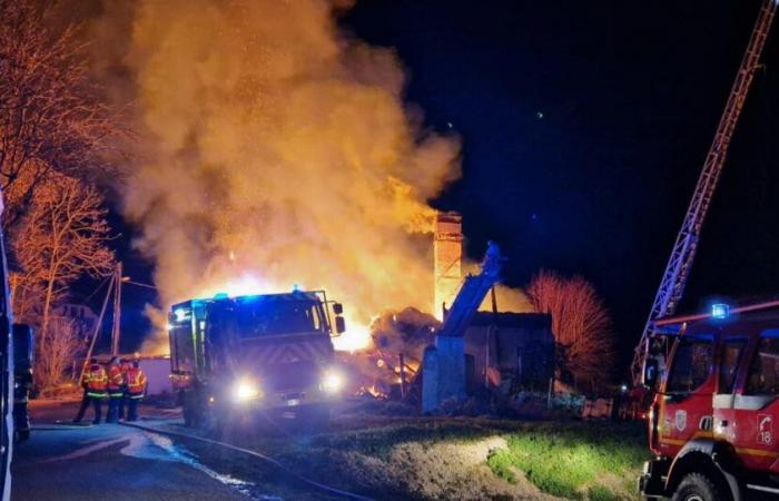 un bâtiment agricole complètement englouti