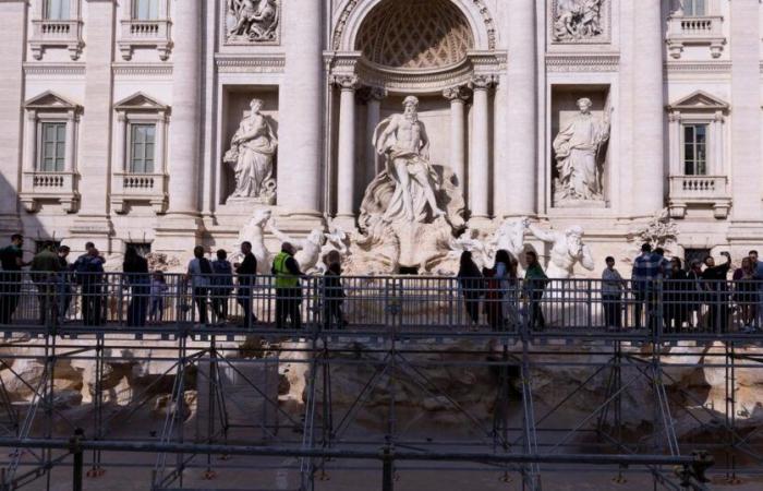 inauguration d’une passerelle qui enjambe la fontaine de Trevi lors de sa rénovation