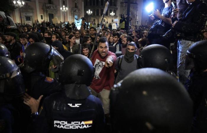 Des dizaines de milliers d’Espagnols descendent dans la rue pour exprimer leur colère face à la gestion des inondations