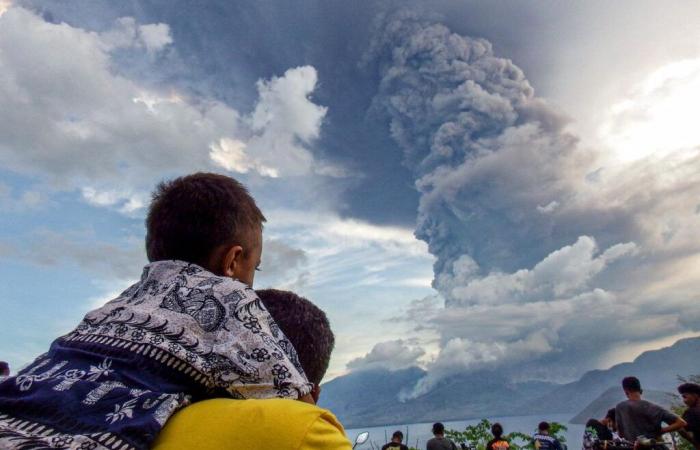 Impressionnante colonne de cendres après une éruption volcanique