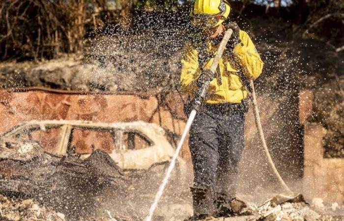 Les pompiers gagnent du terrain contre un incendie près de Los Angeles