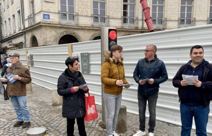 A Vannes, la RN 56 distribue des tracts pour dénoncer la fermeture de Michelin