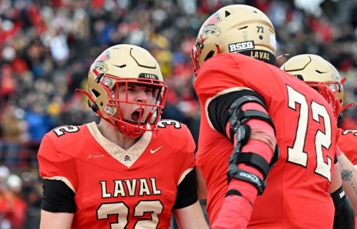 le champion du Rouge et Or après une victoire contre les Carabins