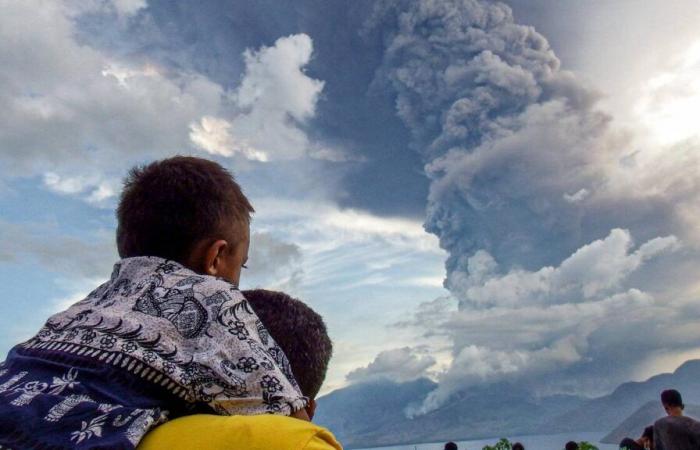 La colonne de cendres du volcan indonésien Lewotobi Laki-Laki s’élève à plusieurs kilomètres dans le ciel