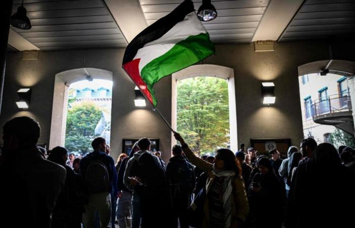 Des militants pro-palestiniens manifestent contre l’arrivée de Yaël Braun-Pivet à Lyon