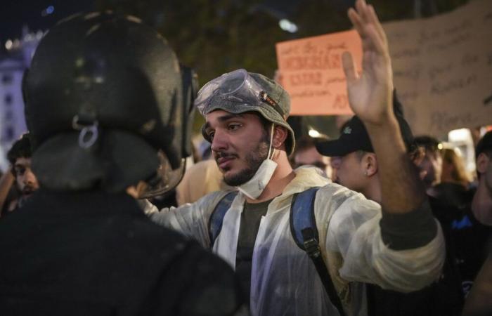 « Meurtriers, meurtriers ! »… « 130 000 personnes » manifestent à Valence après les inondations