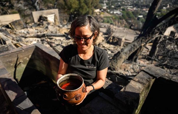 Dans les images. Les pompiers gagnent du terrain suite à un incendie destructeur près de Los Angeles