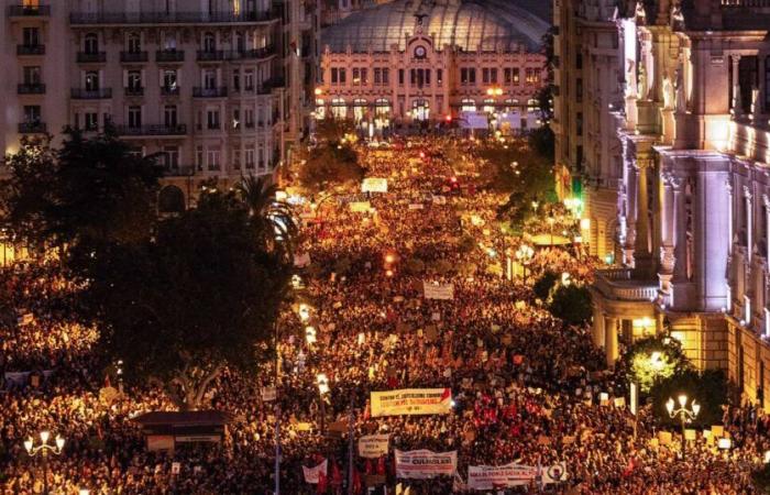 des dizaines de milliers de Valenciens dans la rue contre Carlos Mazón, le président régional – ​​​​Libération