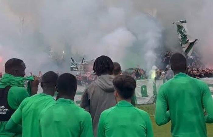 images de supporters des Verts bouillants à l’entraînement avant le derby