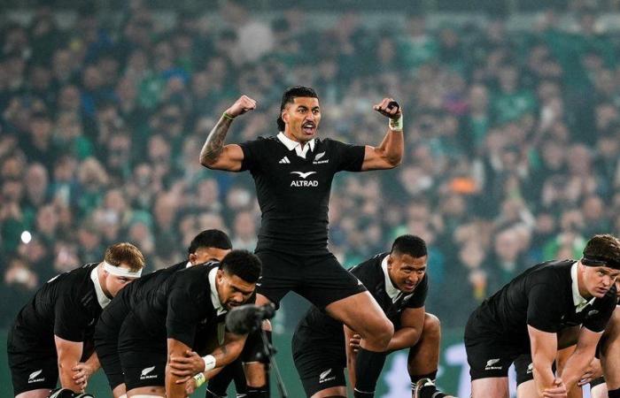 la nouvelle fouille de Rieko Ioane (Nouvelle-Zélande) adressée à Jonathan Sexton (ex-Irlande)