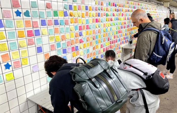 dans le métro new-yorkais, la « théorie du post-it » éloigne les craintes liées à la présidentielle