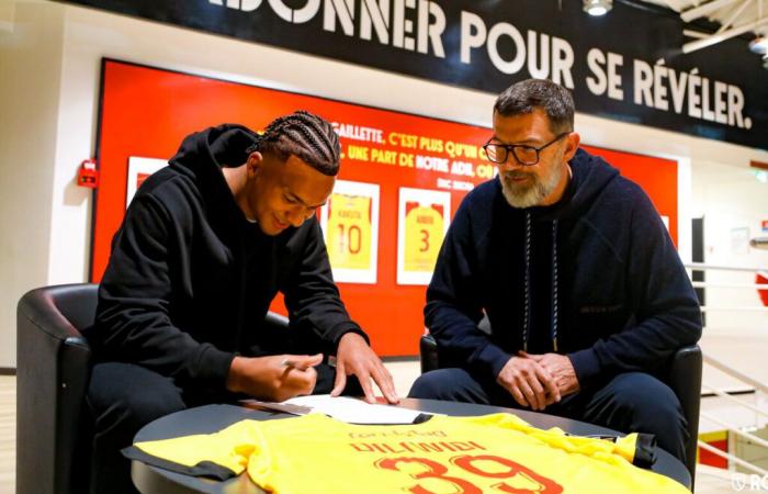 C’est au tour de Kembo Diliwidi, 18 ans, de signer son premier contrat professionnel