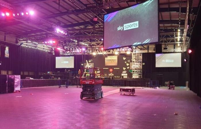 Les derniers travaux du Grand Slam of Darts sont en cours pour préparer Wolverhampton à une cible