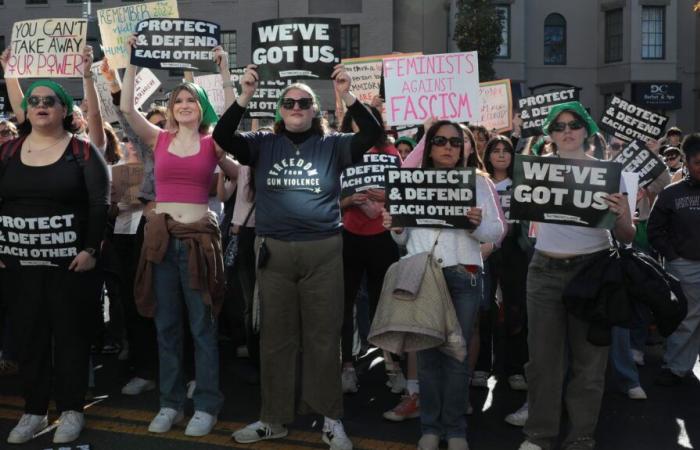 à Washington, des centaines de femmes manifestent pour défendre le droit à l’avortement après l’élection de Donald Trump