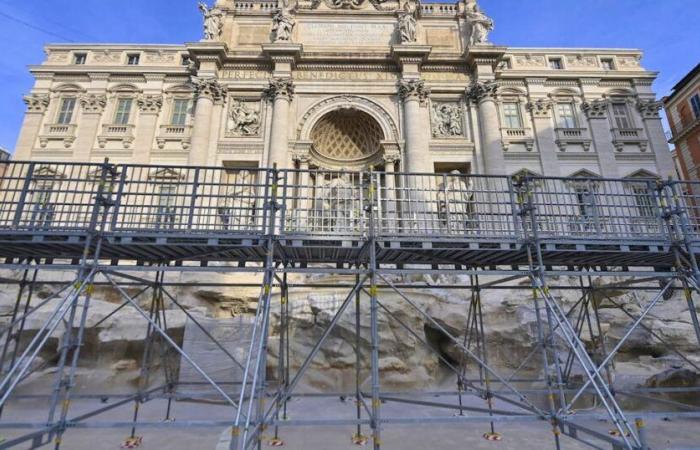 Malgré les travaux, une passerelle permet d’apercevoir la fontaine de Trevi