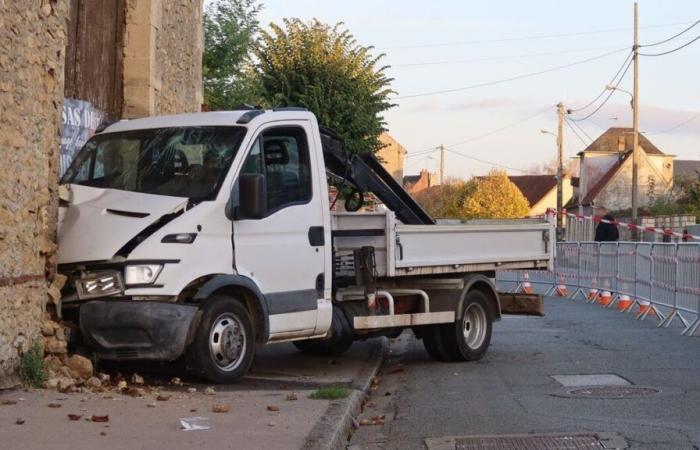 il écrase une camionnette dans une grange, qui menace de s’effondrer, et s’enfuit