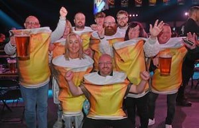 Cent quatre vingt ! Les parieurs affluent à Wolverhampton pour la deuxième journée du Grand Slam of Darts