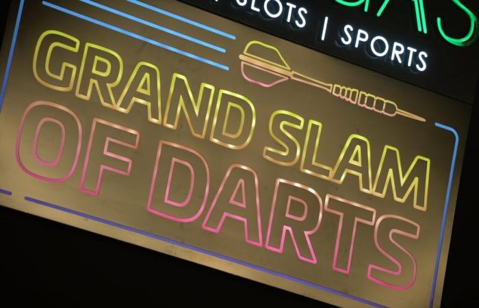 Cent quatre vingt ! Les parieurs affluent à Wolverhampton pour la deuxième journée du Grand Slam of Darts