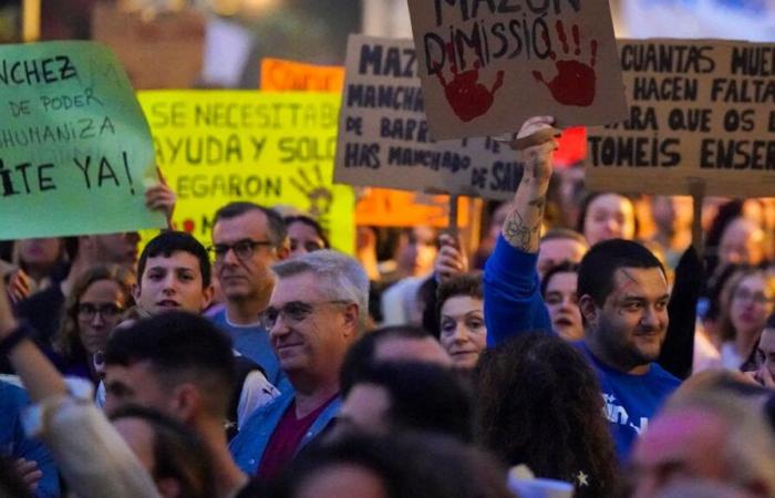 À Valence, des milliers de personnes manifestent leur colère