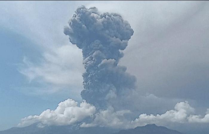 le volcan Laki-Laki entre à nouveau en éruption et provoque une impressionnante colonne de cendres