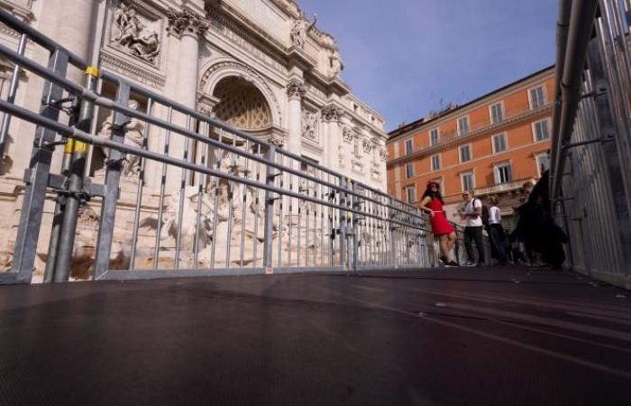 une passerelle inaugurée au-dessus de la fontaine de Trevi (photos)