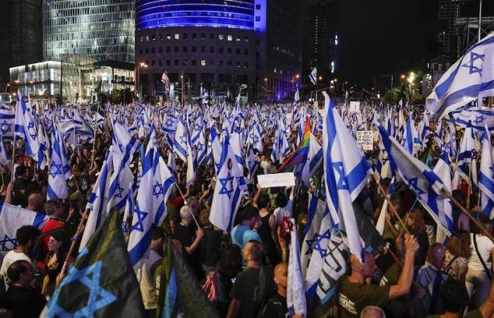 Les manifestants demandent pourquoi il y a des otages après 400 jours ?