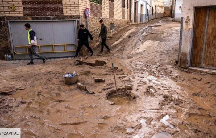 Il perd sa voiture dans les inondations, son employeur menace de le licencier car il est arrivé en retard au travail