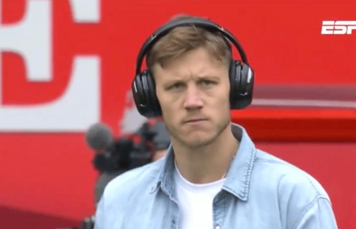 L’attaquant de l’Ajax Weghorst se prépare à nouveau pour le match à sa manière