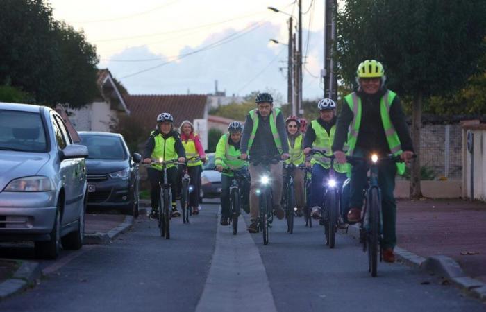 les cyclistes brillent pour exiger plus d’aménagements