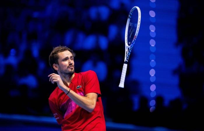 Daniil Medvedev s’emporte, lance sa raquette, casse un micro et fait le cirque contre Taylor Fritz