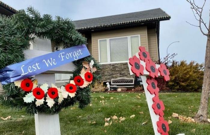 Une Saskatchewanaise décore sa pelouse pour le jour du Souvenir