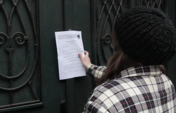 Strasbourg. Les affiches sur la porte d’entrée de la mairie exaspèrent cet habitant de Schluthfeld