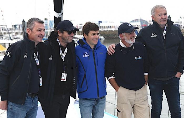 Skipper Sébastien Simon on Groupe Dubreuil at the start in the bay