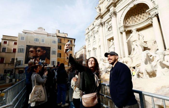 En construction, la célèbre fontaine de Trevi peut encore être visitée depuis une passerelle