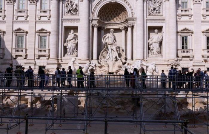 une passerelle inaugurée au-dessus de la fontaine de Trevi (photos)