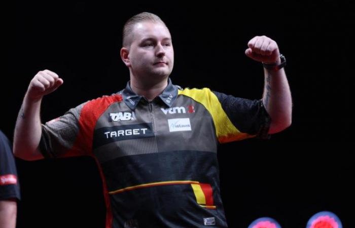 VIDÉO. Dimitri Van den Bergh remporte facilement le premier match du Grand Slam of Darts, Mike De Decker tombe immédiatement