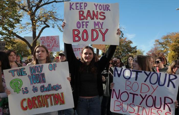 à Washington, des centaines de femmes manifestent pour défendre le droit à l’avortement après l’élection de Donald Trump