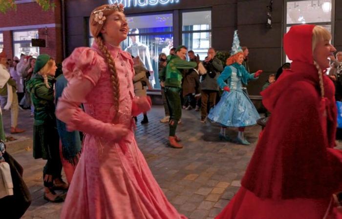 défilé avec des personnages d’Efteling dans le centre commercial de Roermond