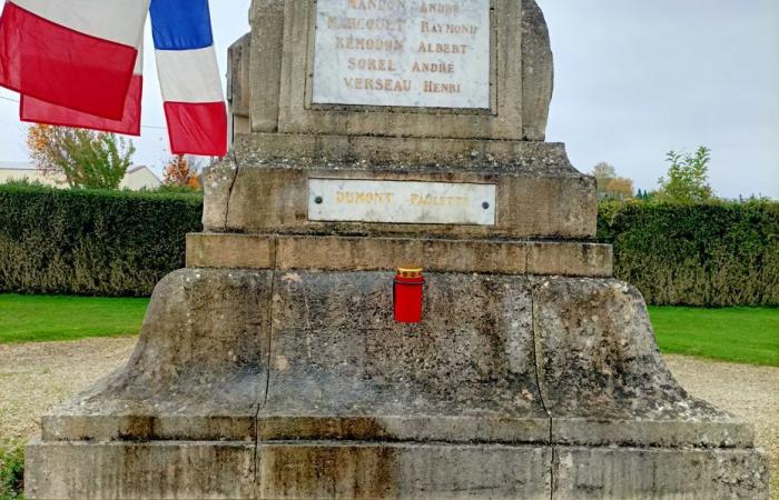 le nom d’une infirmière, gravé sur le monument aux morts de son village, 106 après sa mort pendant la Grande Guerre