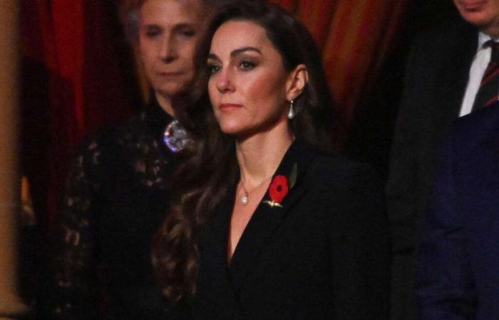 Kate Middleton semble retenir ses larmes lors d’un moment d’émotion lors d’un événement commémoratif