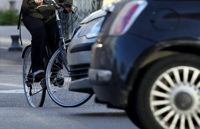 Décès d’un cycliste emblématique à Limoges surnommé “l’homme en bleu” percuté par une voiture