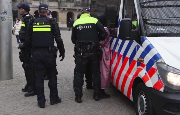 La police arrête des dizaines de personnes à Amsterdam après l’interdiction des manifestations