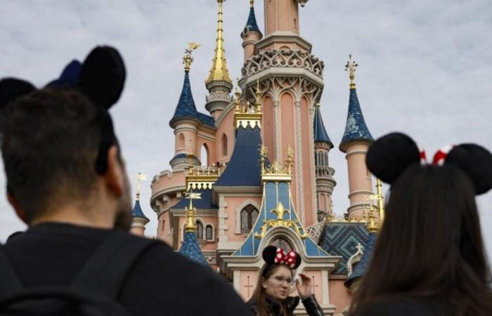 « Est-ce vraiment une grosse blague ? Disneyland Paris fait désormais payer les meilleures places pour assister au défilé