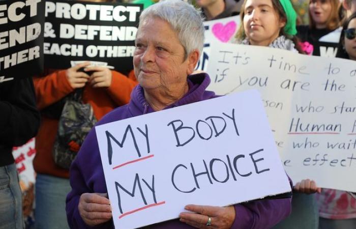 à Washington, des centaines de femmes manifestent pour défendre le droit à l’avortement après l’élection de Donald Trump