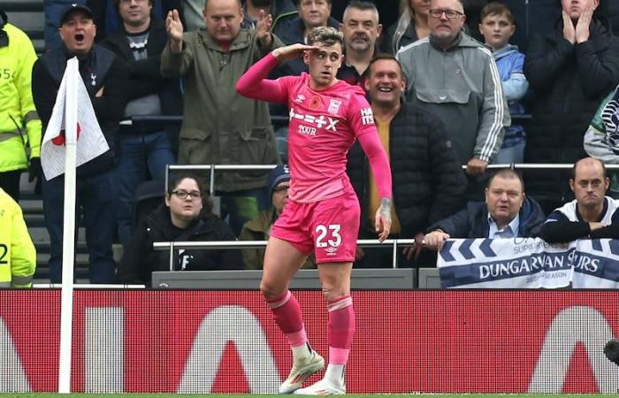 Kieran McKenna savoure la victoire « spéciale » d’Ipswich contre les Spurs dans un kit conçu par Ed Sheeran – The Irish News